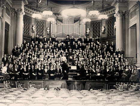 Prof. Schumann mit Sing-Akademie-Chor im eigenen Haus am Festungsgraben 1940